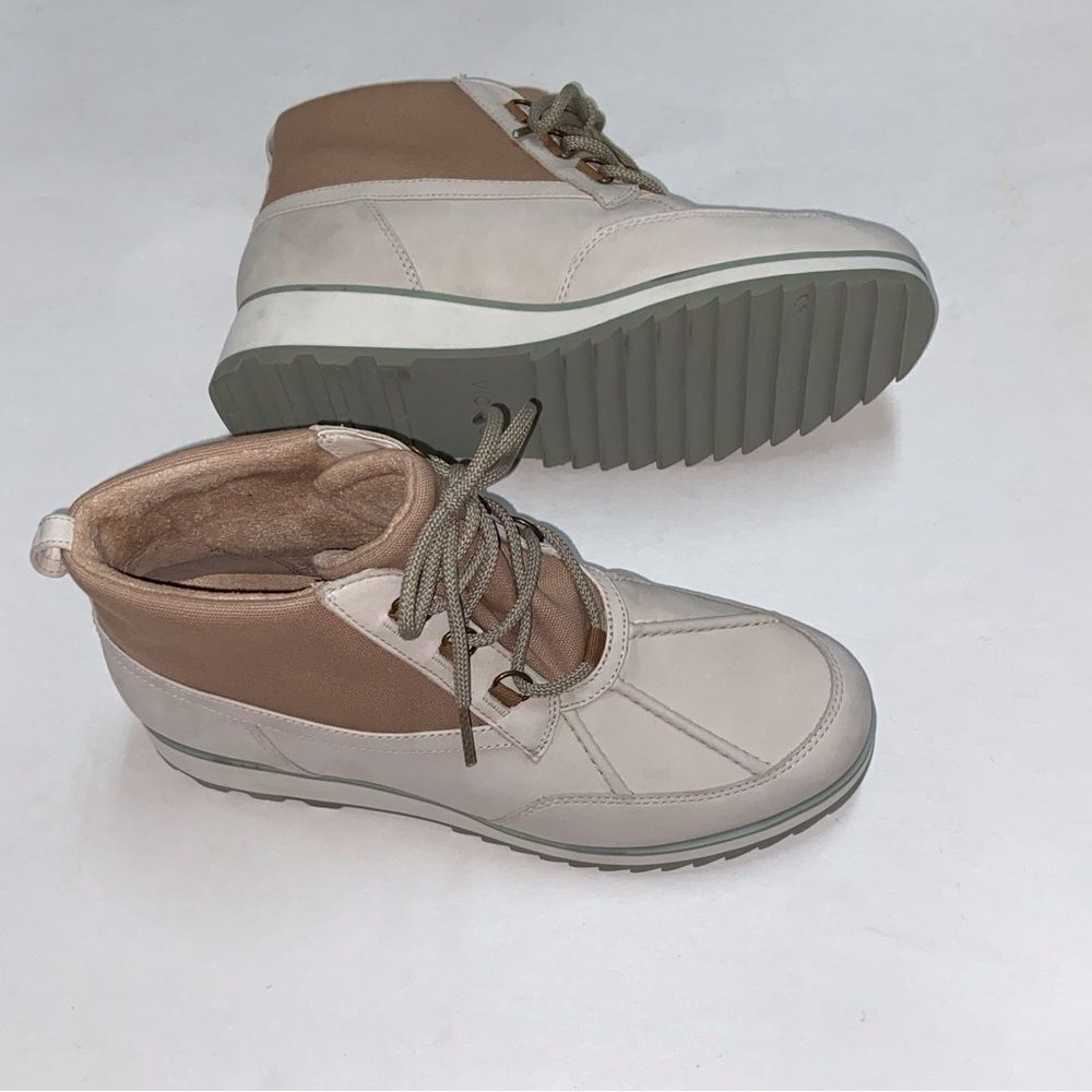 Vionic Womenâs Acadia NolanâCream and Tan Waterproof Hiking Ankle Lace-Up Boots - Picture 3 of 13